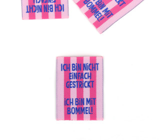 1 Label - ICH BIN NICHT EINFACH GESTRICKT ICH BIN MIT BOMMEL! - Streifen - Blassrosa/Fuchsia - Lausemia Design Studio