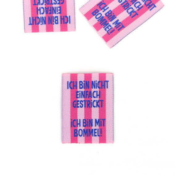 1 Label - ICH BIN NICHT EINFACH GESTRICKT ICH BIN MIT BOMMEL! - Streifen - Blassrosa/Fuchsia - Lausemia Design Studio