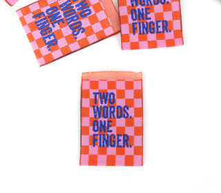 1 Label - TWO WORDS. ONE FINGER - Altorange/Rosa