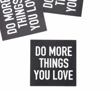 1 KUNSTLEDER LABEL - Bedruckt - Schwarz/Weiß - DO MORE THINGS YOU LOVE