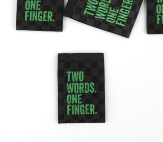 1 Label - TWO WORDS. ONE FINGER - Anthrazit/Schwarz