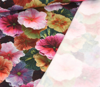 Leichter Kuschelsweat - Colourful Blossoms - Schwarz