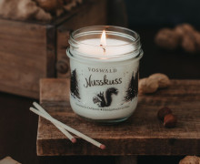 Voswald Duftkerze - Nusskuss - mit warmem Nuss- und Karamellduft - handgemacht aus 100% Naturwachs