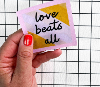1 Flippatch - 1 Label = 2 Motive - Kippen - Wechselmotiv - zum Aufnähen - Cherry Picking - love beats all/ Herz aus Händen