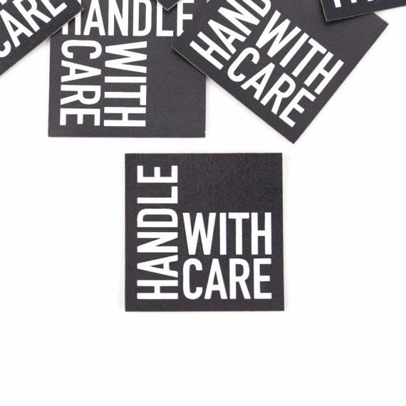 1 KUNSTLEDER LABEL - Bedruckt - Schwarz/Weiß - HANDLE WITH CARE - Anlukaa