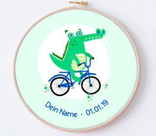 DIY Stickrahmen - Kroko Klaus - personalisiertes Stickrahmen Bild - Fahrrad - Krokodil - Anna Anjos - zum Selbermachen