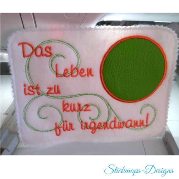Freebie ITH Mug Rug Stickdatei mit Spruch 13x18 Rahmen