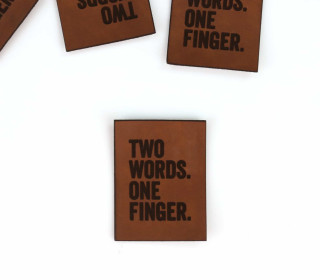 1 KUNSTLEDER LABEL - Dunkelbraun - TWO WORDS. ONE FINGER.