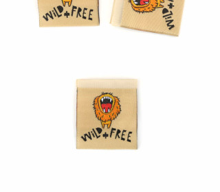 1 Label - Löwe - WILD + FREE - Ockerbraun - Katzengold Designs