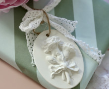 Silikon - Gießform - Blumenbild mit Schleife - kleiner Anhänger - oval - vielfältig nutzbar