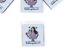 1 Label - Frühlingskind - Mädchen mit Blumen - Hellblau - EMJO-DESIGN