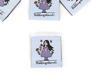 1 Label - Frühlingskind - Mädchen mit Blumen - Hellblau - EMJO-DESIGN
