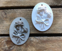 Silikon - Gießform - Blumenbild mit Schleife - kleiner Anhänger - oval - vielfältig nutzbar