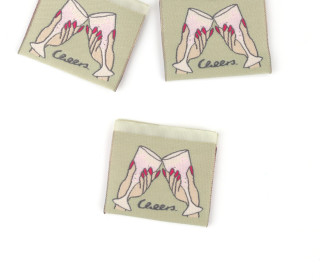 1 Label - Cheers - Anstoßende Gläser - Mittelfaltung - Khakibeige - EMJO-DESIGN
