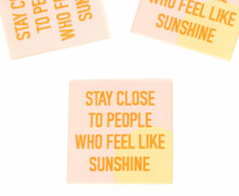 1 XXL Label - STAY CLOSE TO PEOPLE WHO FEEL LIKE SUNSHINE - Blassrosa/Hellgelb