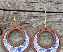 1 Paar Ohrringe Holz - Rund - Gemustert - mit Kreis-Aussparungen - leicht - Kastanie/Weiß - Namensklang