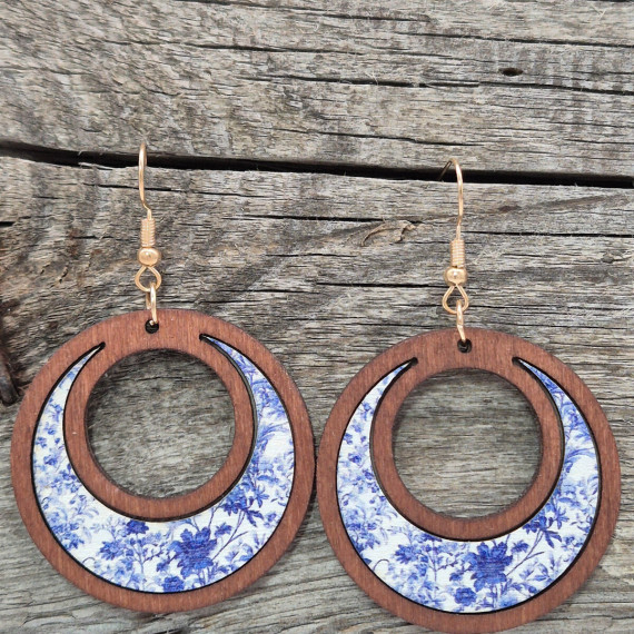 1 Paar Ohrringe Holz - Rund - Gemustert - mit Kreis-Aussparungen - leicht - Kastanie/Weiß - Namensklang
