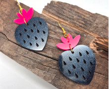 1 Paar Ohrringe - Acryl - 2-teilig - super leicht - Dunkelblaue Glitzer Erdbeere - Lotusblüte Pink - Namensklang