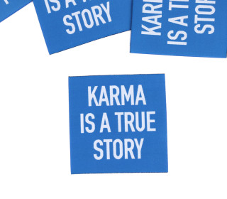 1 Super BIG Label - KARMA IS A TRUE STORY - Anlukaa - Jeansblau