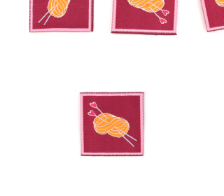 1 Label - Wollknäuel & Herz-Stricknadeln - Bordeaux - ela ideen