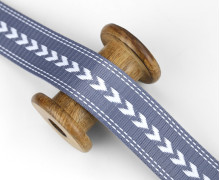 1 Meter Gurtband - 38mm - Pfeilspitzen - Gestrichelte Streifen - Taubenblau/Weiß