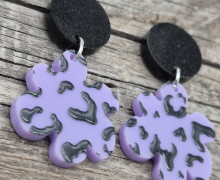 1 Paar Ohrringe - 3D Leo Aufdruck - Acryl - 2-teilig - super leicht - Lila Leo - Schwarz Glitzer - Namensklang