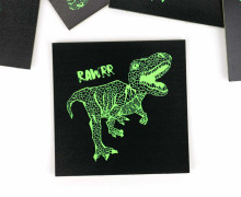 1 KUNSTLEDER LABEL - Bedruckt - Schwarz/Neongrün - Dinosaurier - RAWRR