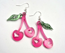 1 Paar Ohrringe - Acryl - Kirschenpaar Fuchsia - mit grünem Blatt - 2-teilig - super leicht - Herz-Aussparung - Namensklang